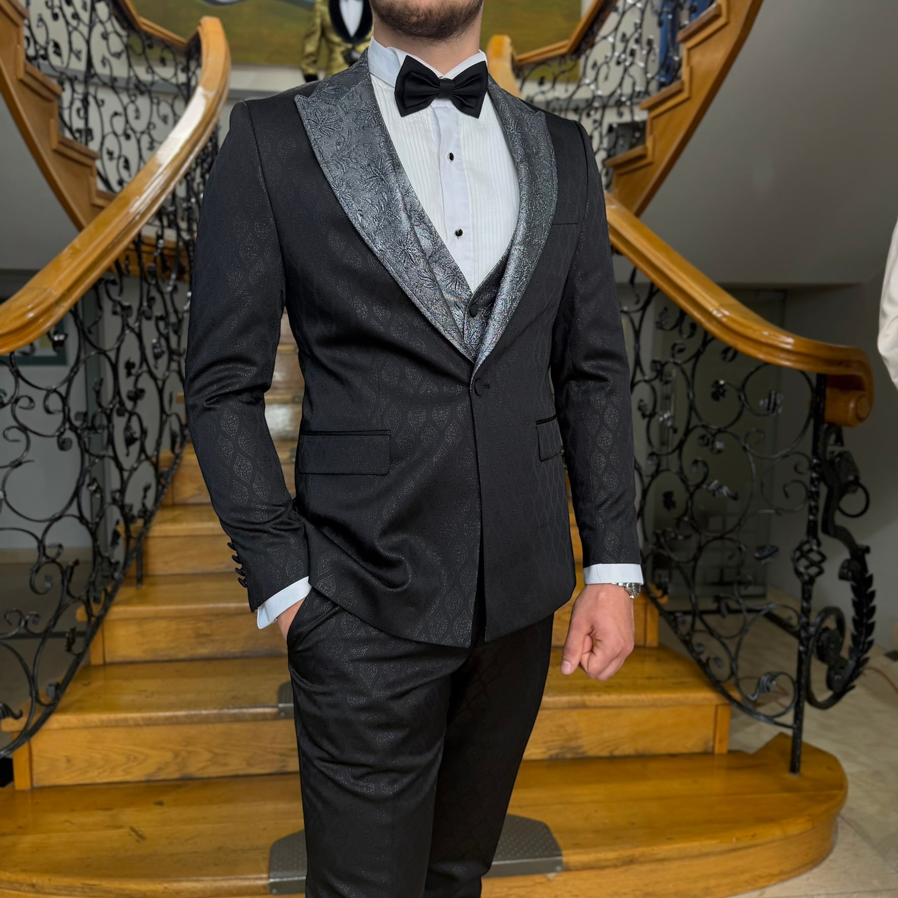 Costum Ginere Negru Elegant Jacquard Luxury cu Rever Satinat Argintiu și Vestă Premium Gin-29